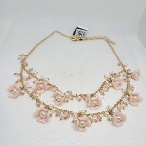 Elegant Floral Necklace in Gold and Pink